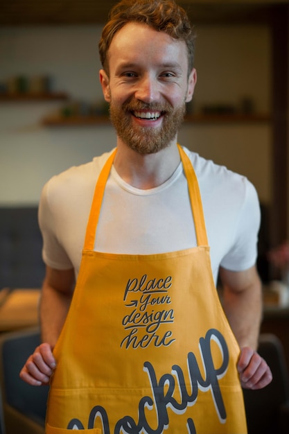 Hombre sonriente de tiro medio con delantal