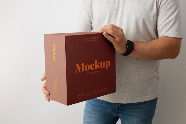 Hombre sosteniendo diseño de maqueta de cajas