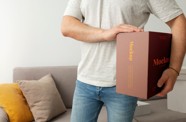 Hombre sosteniendo diseño de maqueta de cajas