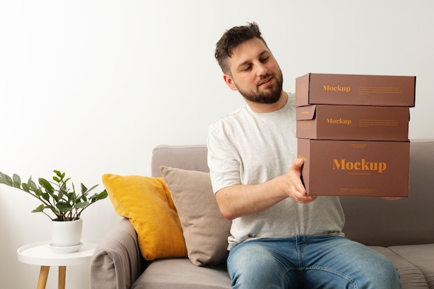 Hombre sosteniendo diseño de maqueta de cajas