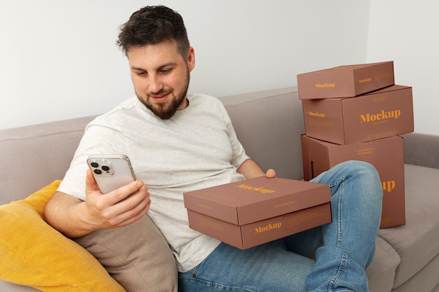 PSD hombre sosteniendo diseño de maqueta de cajas