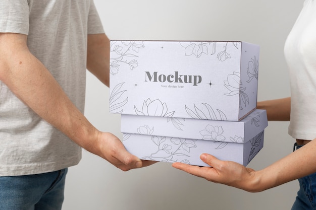 Hombre sosteniendo diseño de maqueta de cajas