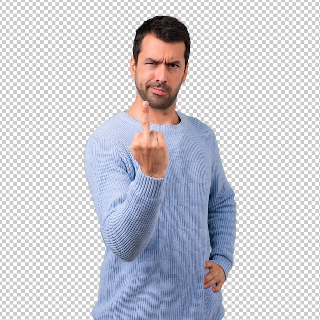 Hombre con suéter azul haciendo gesto de cuerno. Expresión negativa