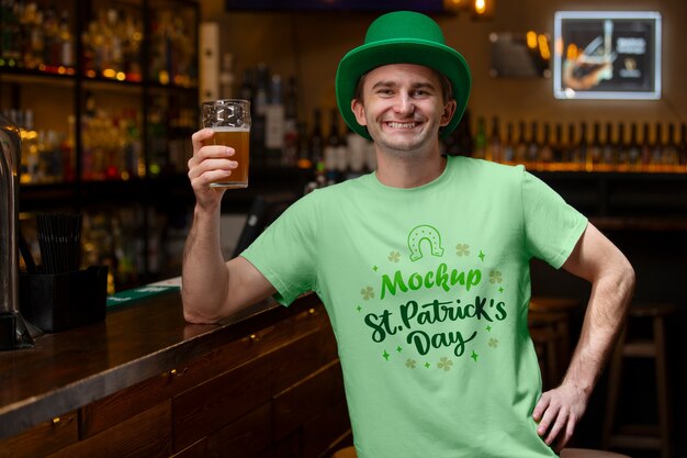 PSD hombre de tiro medio con una camiseta del día de san patricio.