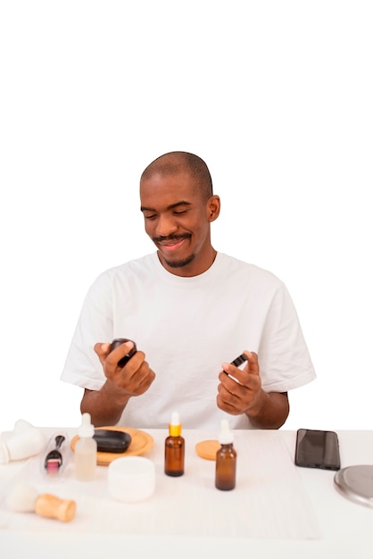 Hombre de tiro medio con productos de cuidado personal.