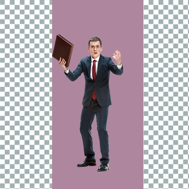 un hombre en un traje con un libro en la mano está de pie frente a un fondo púrpura