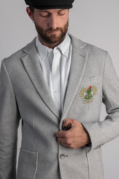 PSD hombre vestido con elegante blazer gris con emblema bordado