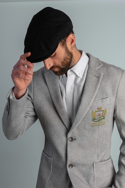 PSD hombre vestido con elegante blazer gris con emblema bordado