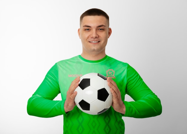 Hombre vestido con kit de maqueta de fútbol.