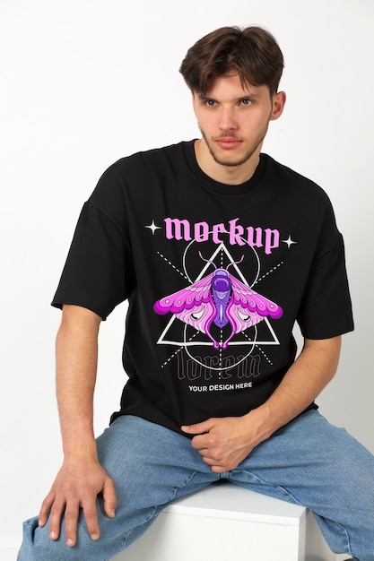 Hombre vestido con maqueta de camiseta estilo cyber street wear