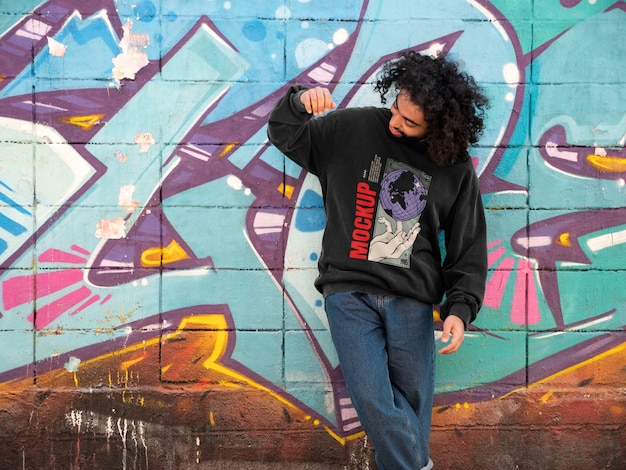Hombre vestido con sudadera de estilo urbano al aire libre
