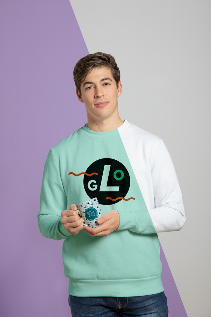 PSD hombre vestido con suéter con taza