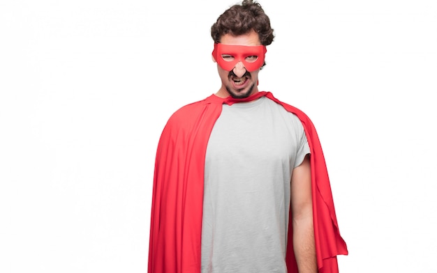 hombre en vestido de superhéroe con expresión enojada