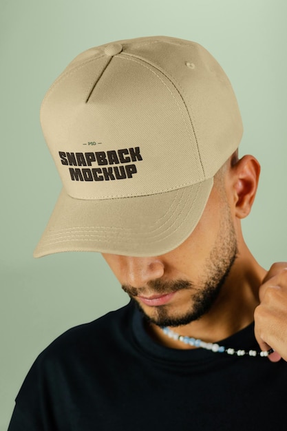Hombres con una maqueta de gorra Snapback