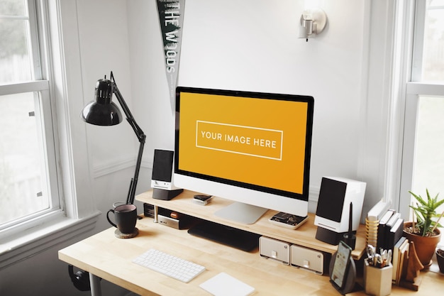 Home Office con Laptop Mockup