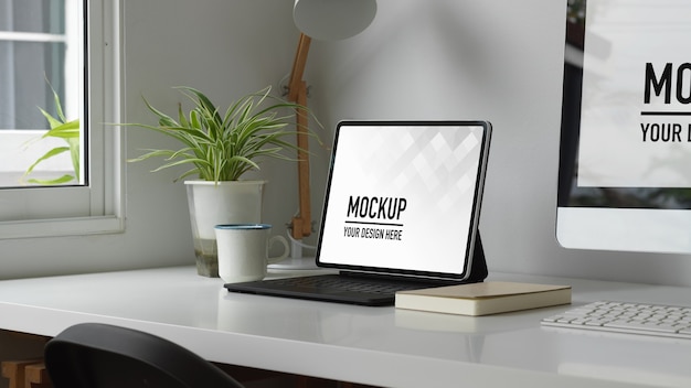 Home Office des modernen weißen Konzepts mit digitalem Tablet-Modell