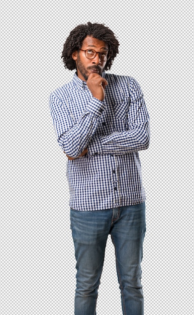 Homem afro-americano de negócios bonito duvidando e confuso