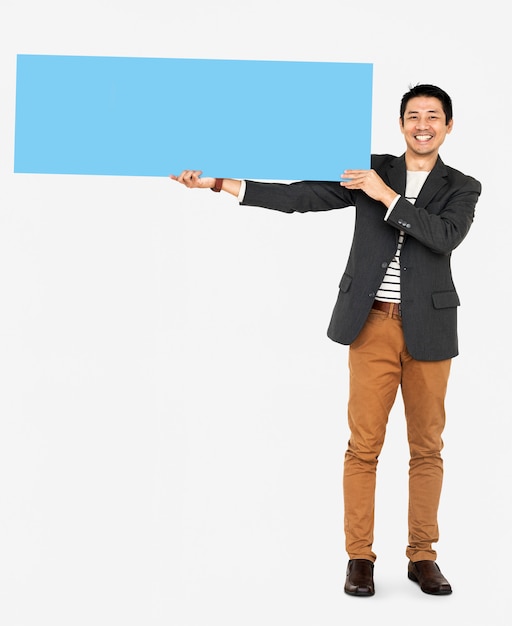 Homem alegre, mostrando uma bandeira azul em branco