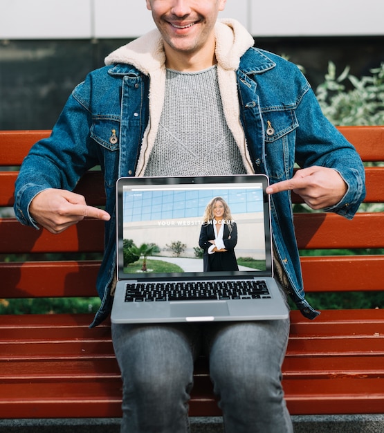 PSD homem, apresentando, laptop, mockup