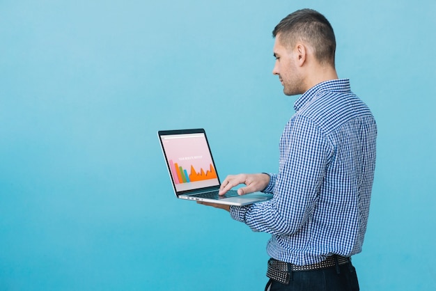 Homem, apresentando, laptop, mockup