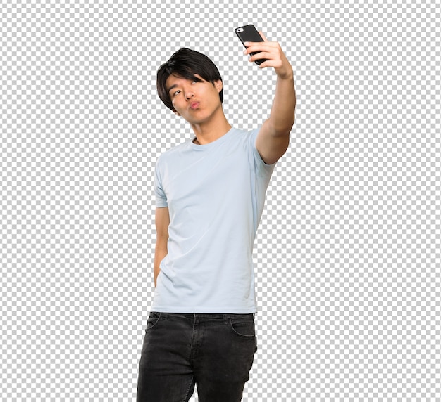 Homem asiático com camisa azul fazendo um selfie