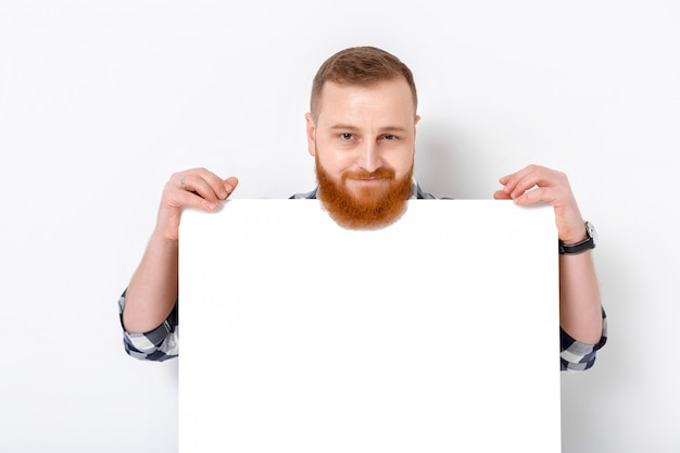 PSD homem bonito com barba segurando o cartão branco grande.