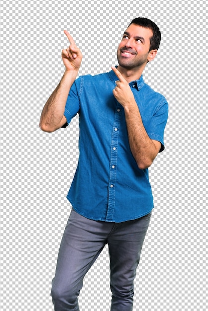 PSD homem bonito com camisa azul apontando com o dedo indicador uma ótima idéia