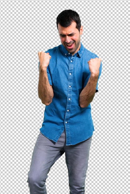 Homem bonito com camisa azul, celebrando uma vitória