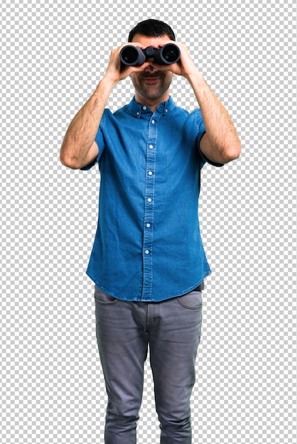 PSD homem bonito com camisa azul com binóculos