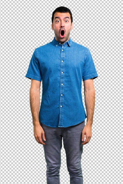 Homem bonito com camisa azul com surpresa e expressão facial chocada