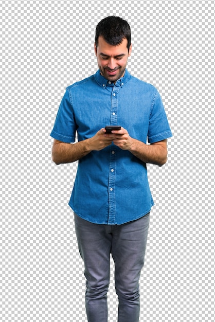 Homem bonito com camisa azul falando ao celular