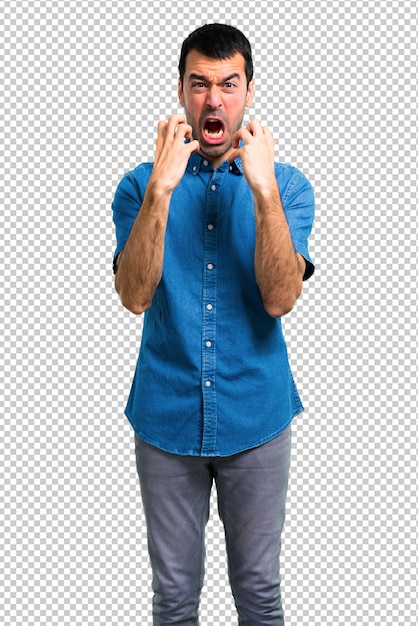 Homem bonito com camisa azul, irritado e com raiva no gesto furioso