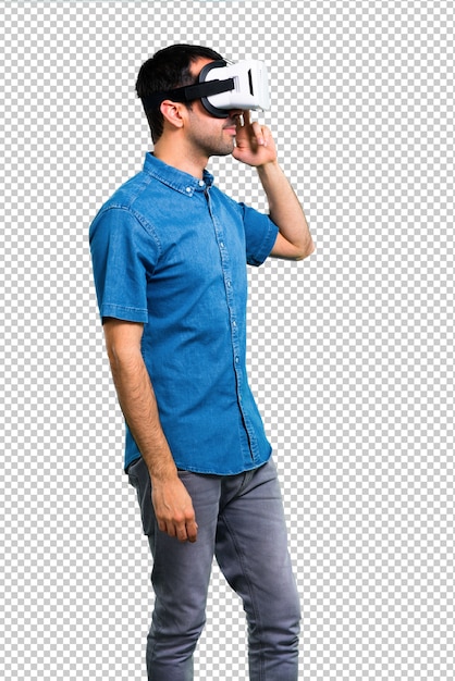 Homem bonito com camisa azul usando óculos vr