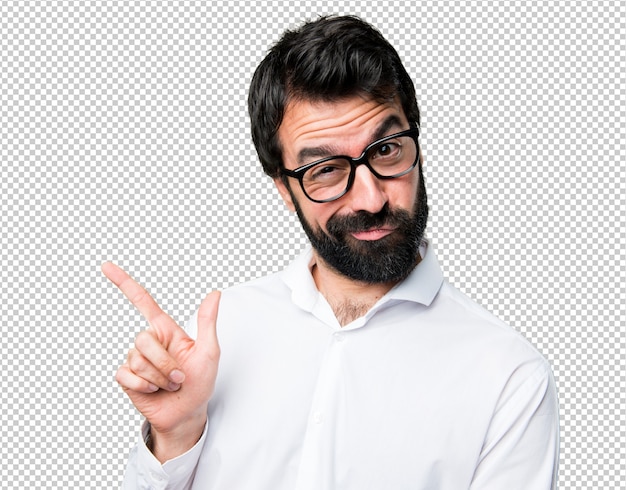 Homem bonito com óculos, apontando para a lateral