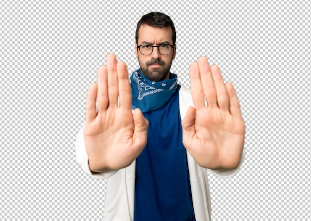 Homem bonito com óculos fazendo parar gesto para decepcionado com uma opinião