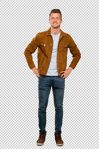 Homem bonito loiro posando com os braços no quadril e sorrindo