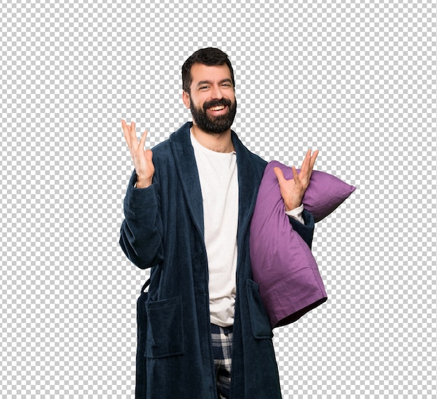 Homem com barba de pijama, sorrindo muito