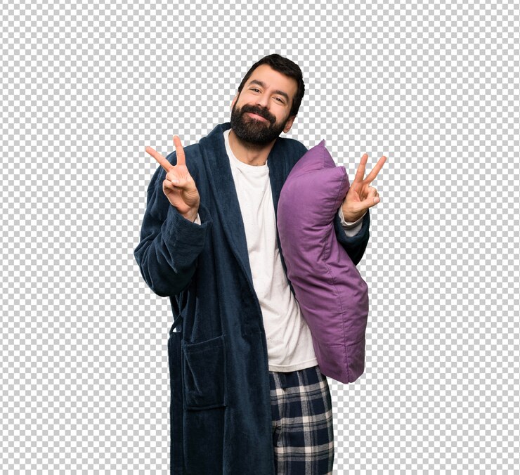 PSD homem, com, barba, em, pijamas, mostrando, sinal vitória, com, ambos, mãos