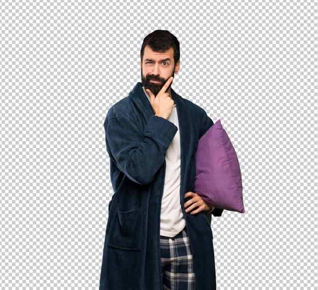 Homem com barba no pensamento de pijama