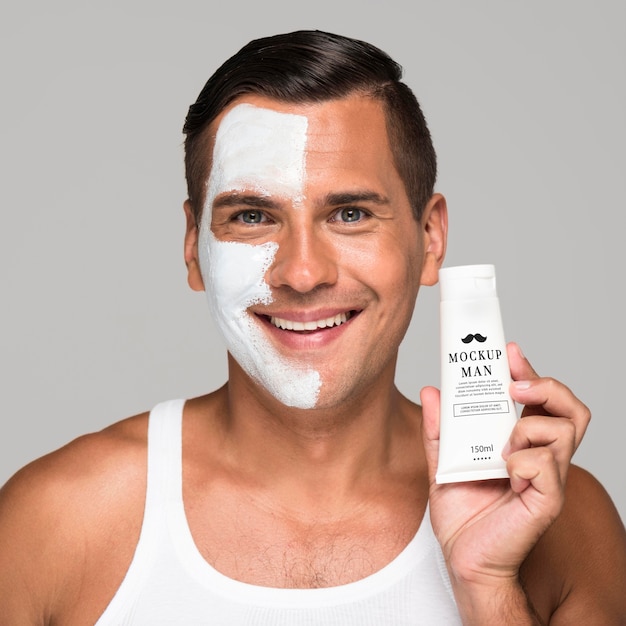 Homem com creme na metade do rosto