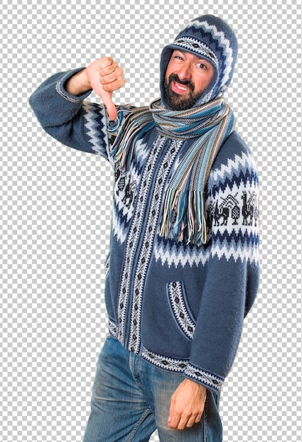 Homem com roupas de inverno fazendo sinal ruim