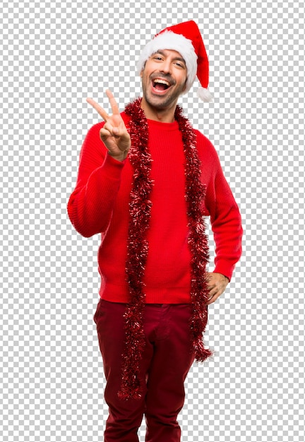 Homem com roupas vermelhas, celebrando as férias de natal sorrindo e mostrando sinal de vitória