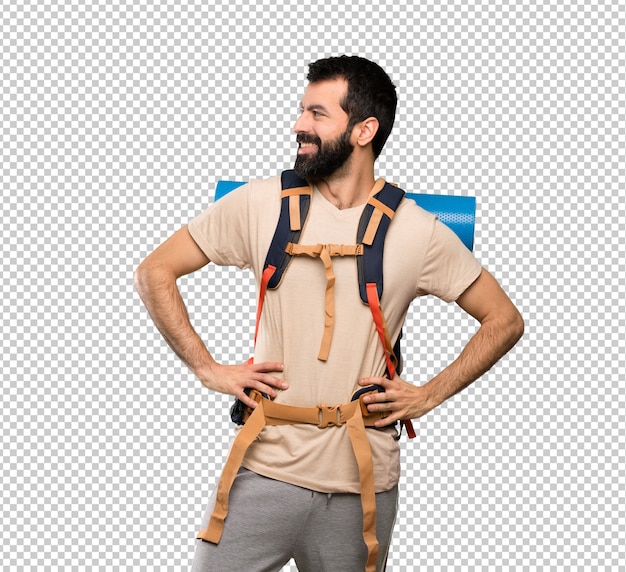 Homem de alpinista posando com os braços no quadril e sorrindo