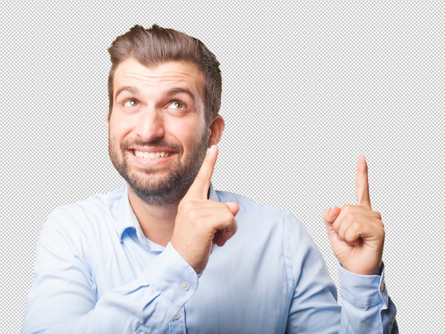 Homem de camisa apontando para cima