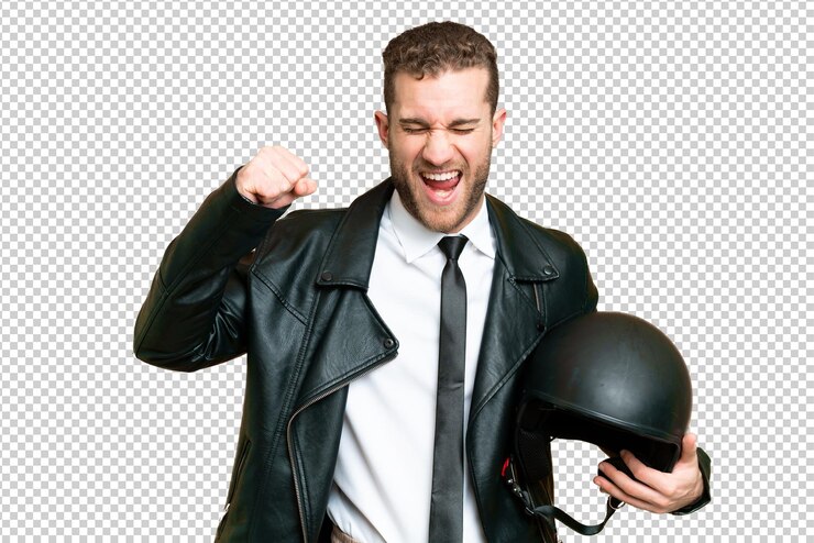 PSD homem de negócios com um capacete de motocicleta sobre fundo de chave de croma isolado celebrando uma vitória