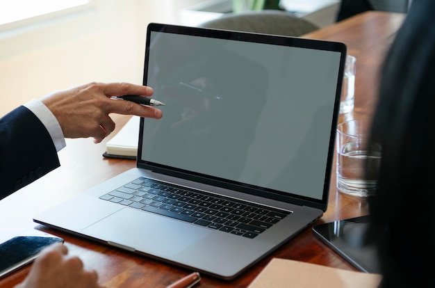 Homem de negócios usando um laptop mockp