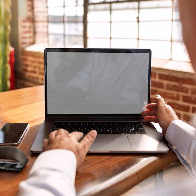 Homem de negócios usando um modelo de tela de laptop