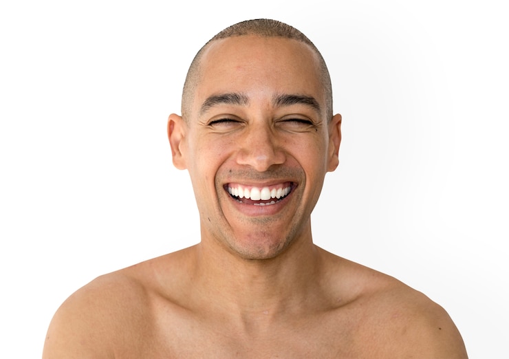 PSD homem de pele clara sorrindo com topless studio shoot