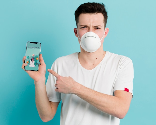 Homem de prevenção de coronavírus, apontando para o seu telefone móvel