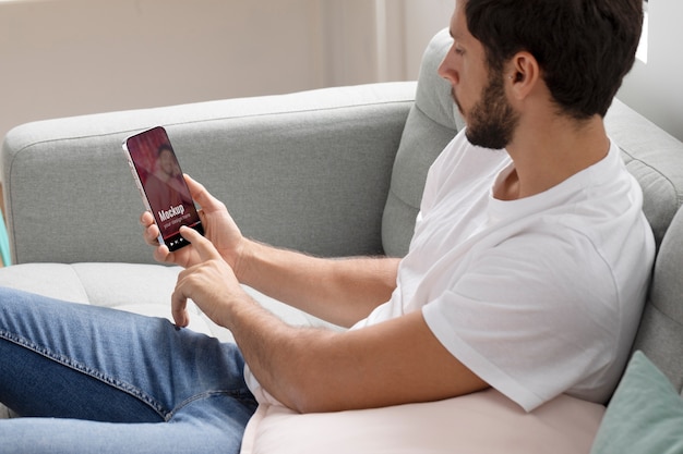 Homem de tiro médio segurando smartphone